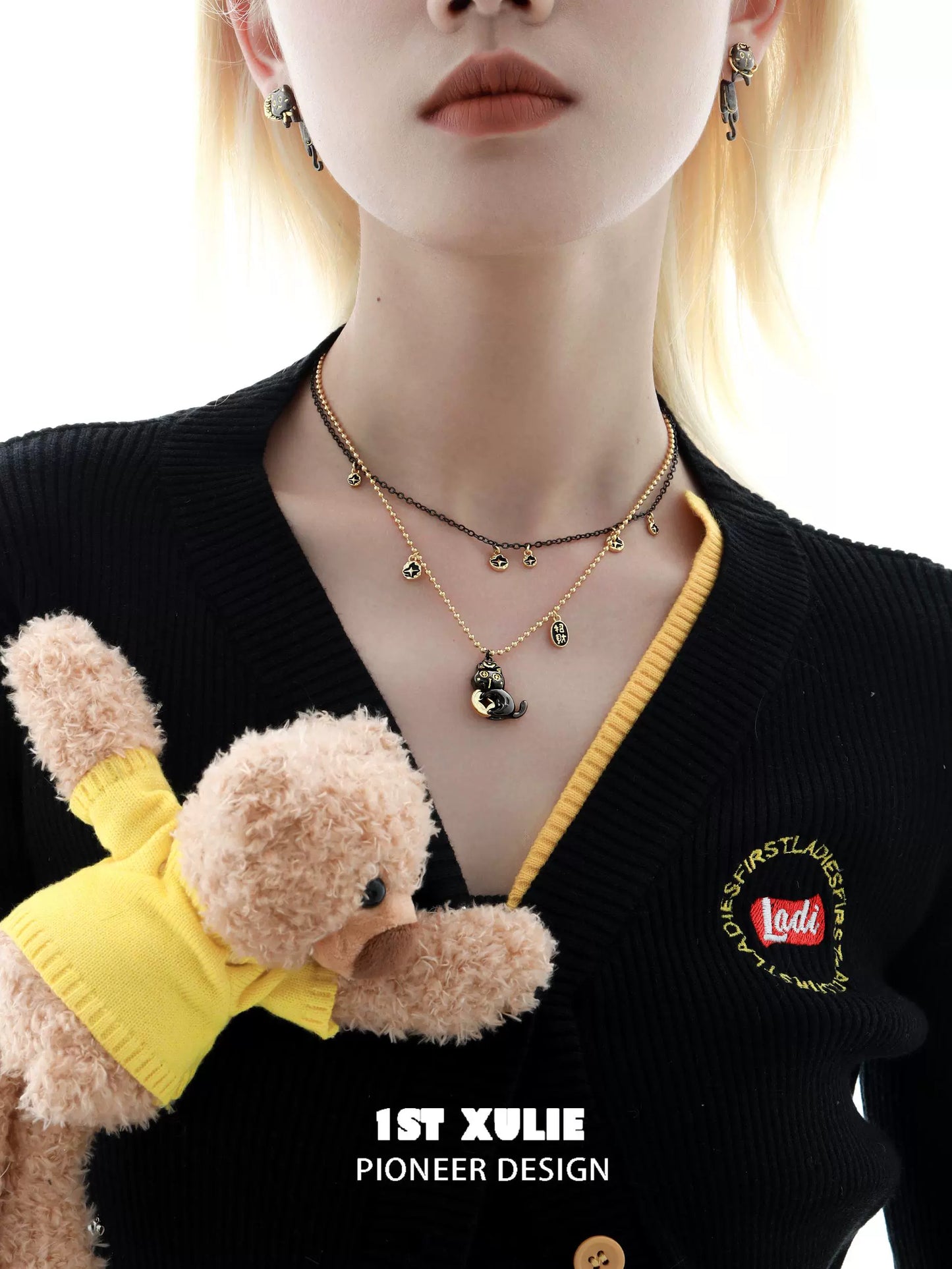 Wealthy Cat Black Gold Necklace