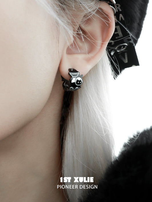 Distinctive Y2K punk cat earrings in black and white, perfect for stylish cat lovers