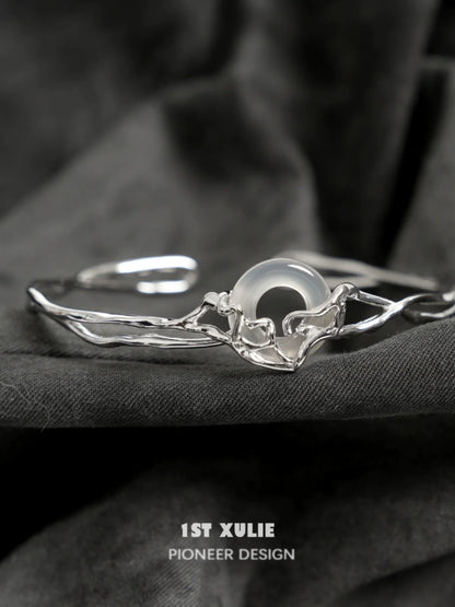 Elegant agate silver bracelet with a unique design and a central agate stone for a chic look