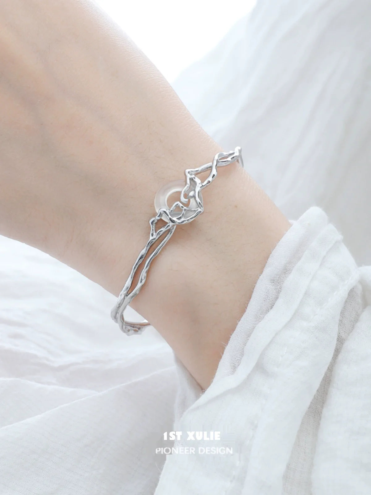 Stylish 1STXULIE Agate Silver Bracelet featuring a unique twisted design