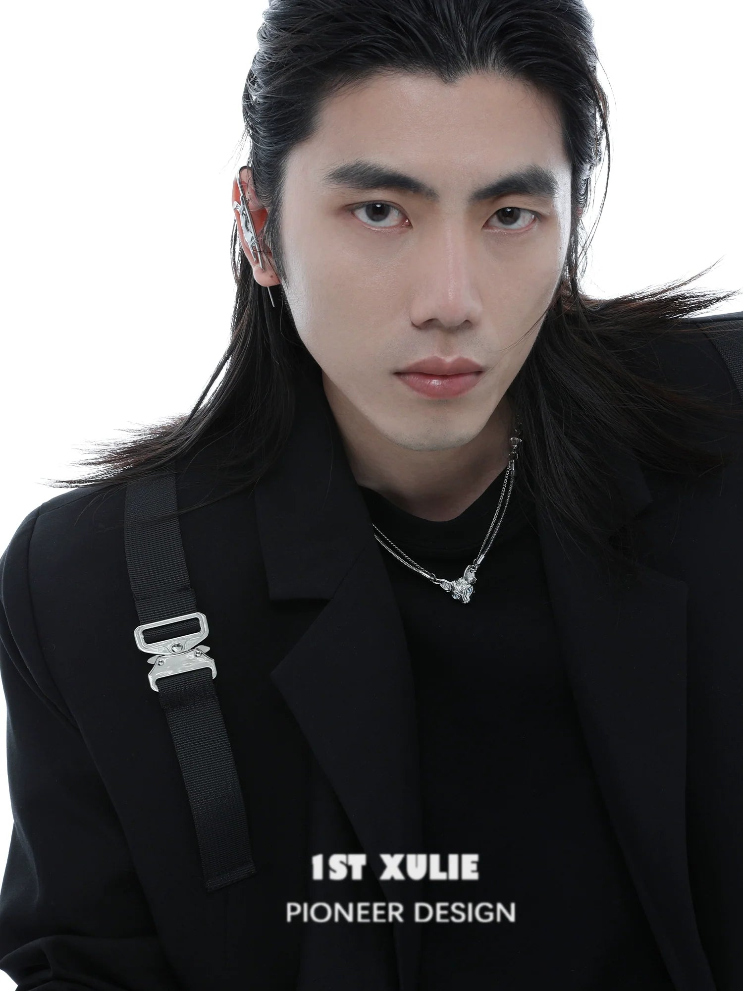 Stylish model wearing a cat clavicle necklace paired with a black outfit and modern accessories