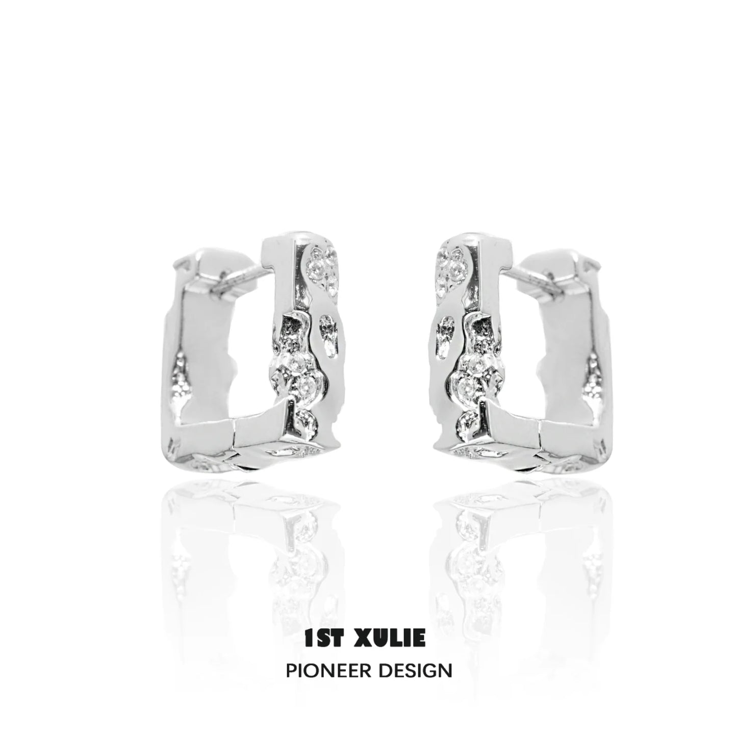 Frosted geometric earrings with a modern design, perfect for stylish outfits and everyday wear