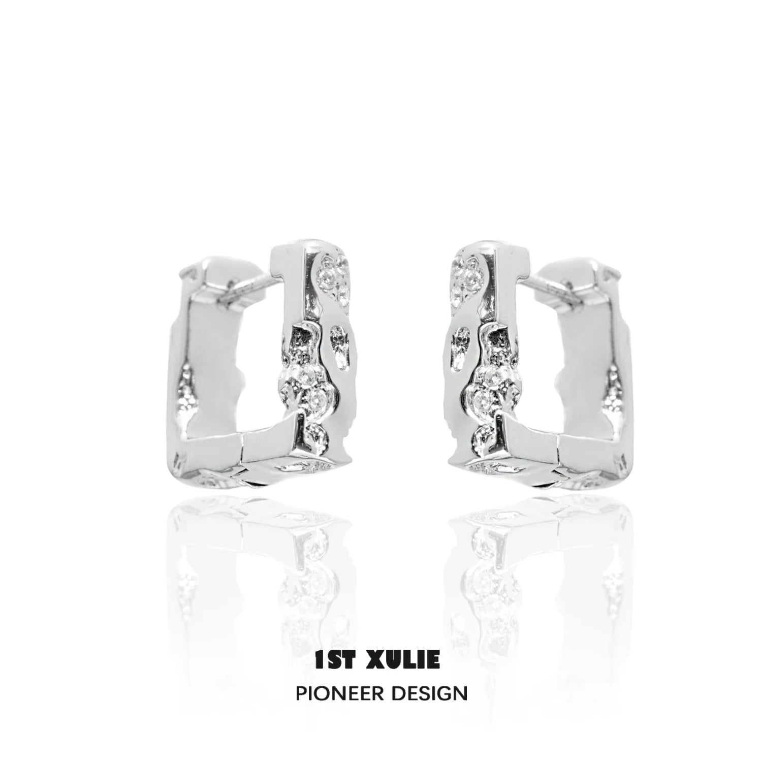 Frosted geometric earrings with a modern design, perfect for stylish outfits and everyday wear