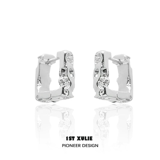 Frosted geometric earrings with a modern design, perfect for stylish outfits and everyday wear