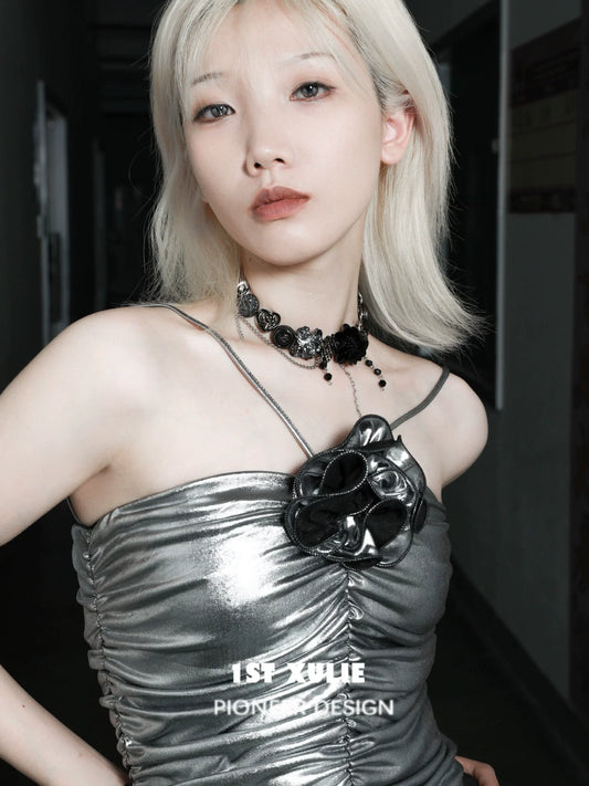 Gothic rose clavicle necklace featuring black floral design for a stylish look