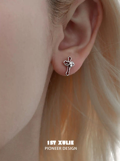 Gothic snake cross earrings in silver, featuring an intricate design for a bold accessory look