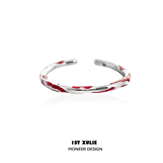 Minimalist bloody silver ring with a twisted design for a unique fashion statement