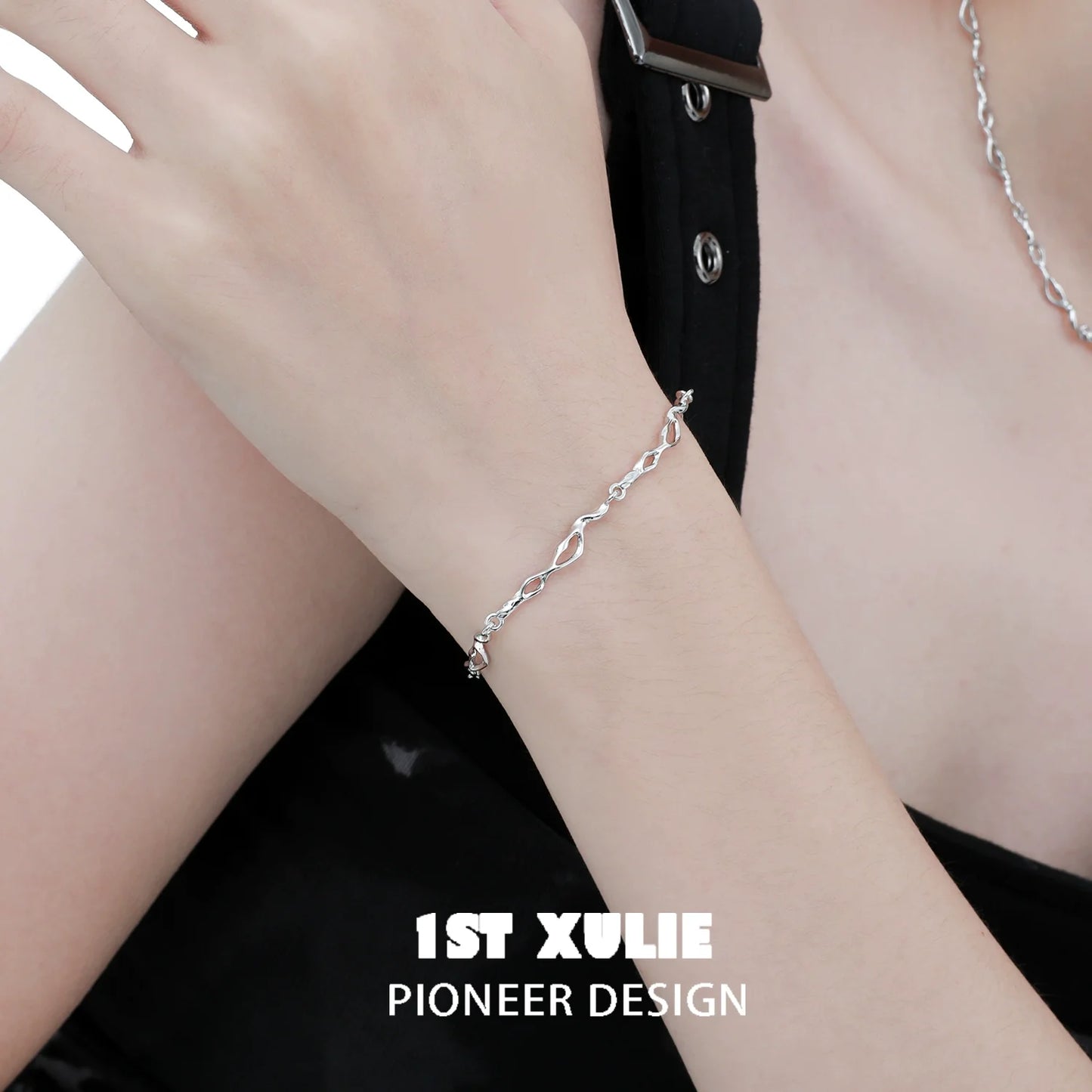 Stylish silver wave chain bracelet from 1ST XULIE, perfect for everyday wear and layering with other accessories