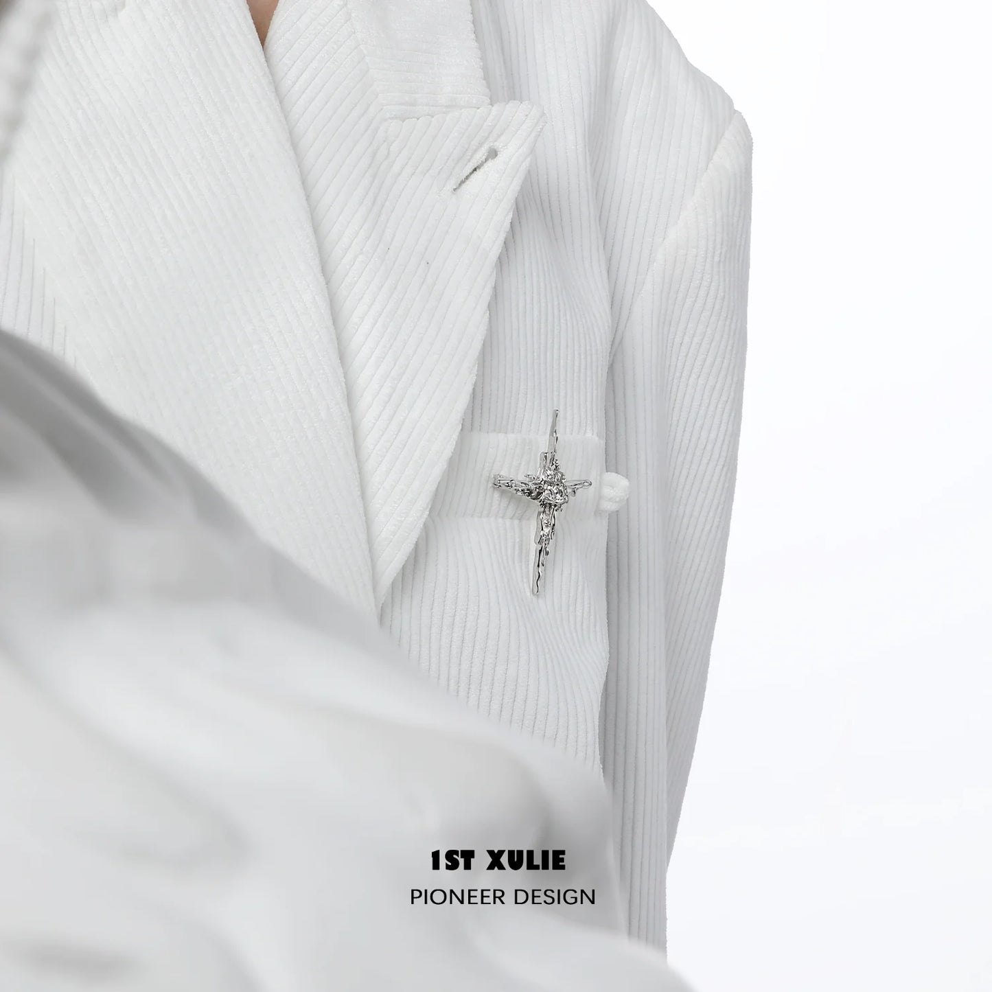 Elegant starry silver brooch on a white blazer, adding a touch of sparkle to the outfit