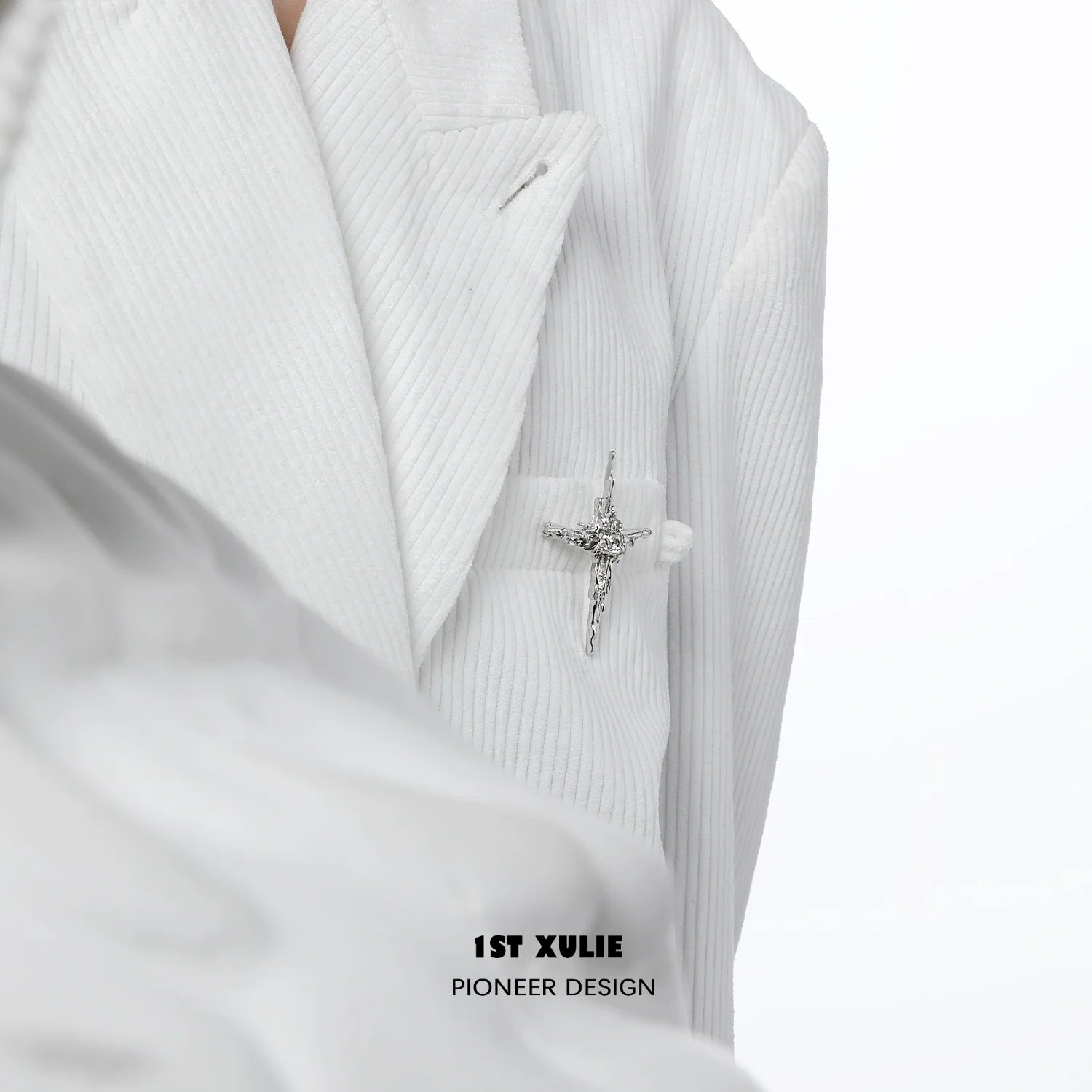 Elegant starry silver brooch on a white blazer, adding a touch of sparkle to the outfit