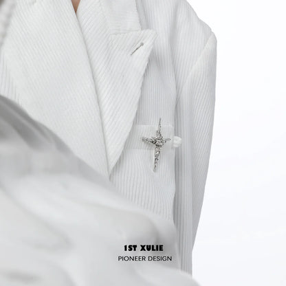 Elegant starry silver brooch on a white blazer, adding a touch of sparkle to the outfit