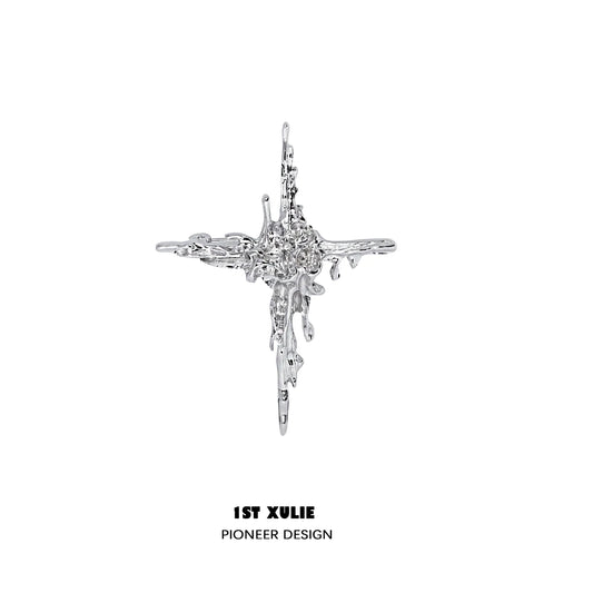 Elegant starry silver brooch with intricate design, perfect for adding a touch of shimmer to any outfit