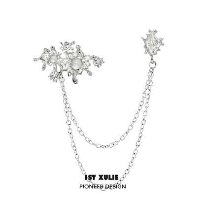Elegant white agate chain brooch featuring intricate design and shimmering accents for stylish outfits