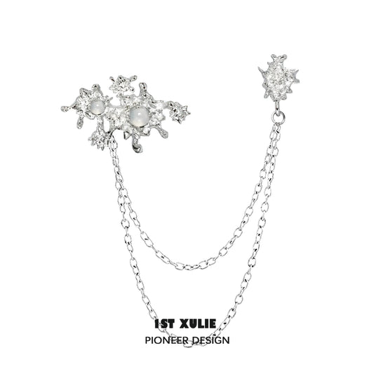 Elegant white agate chain brooch featuring intricate design and shimmering accents for stylish outfits