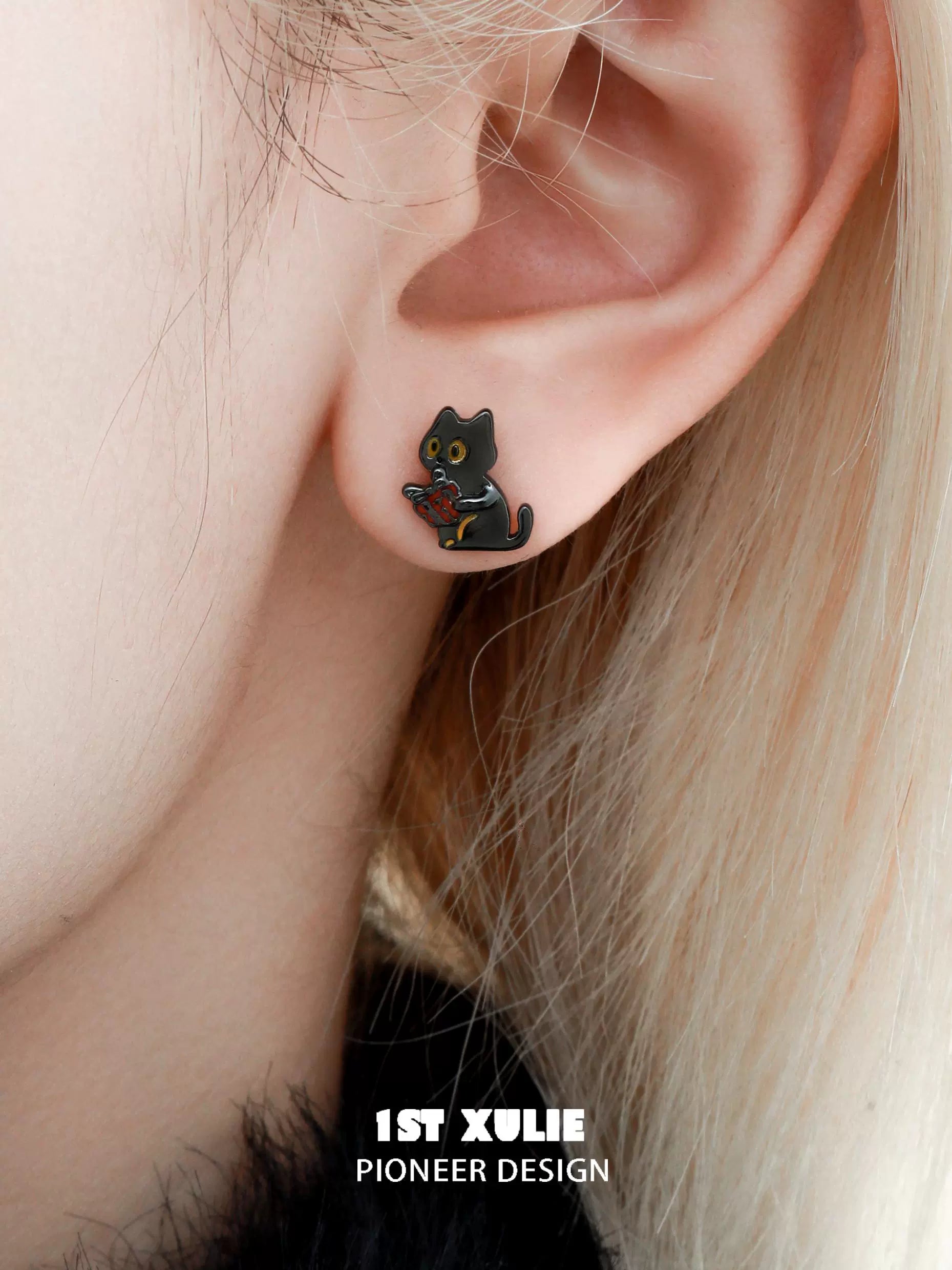 Y2K black cat earrings featuring a cute cat design, perfect for stylish accessorizing