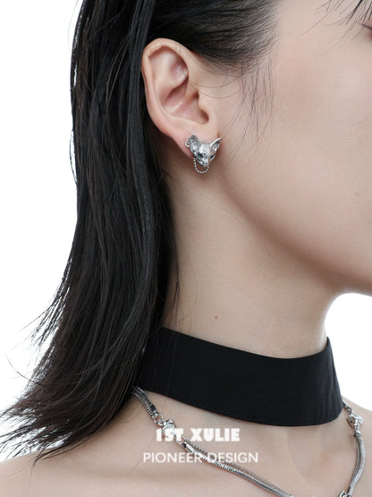 Y2K cat chain earrings in silver design worn by a model showcasing stylish jewelry