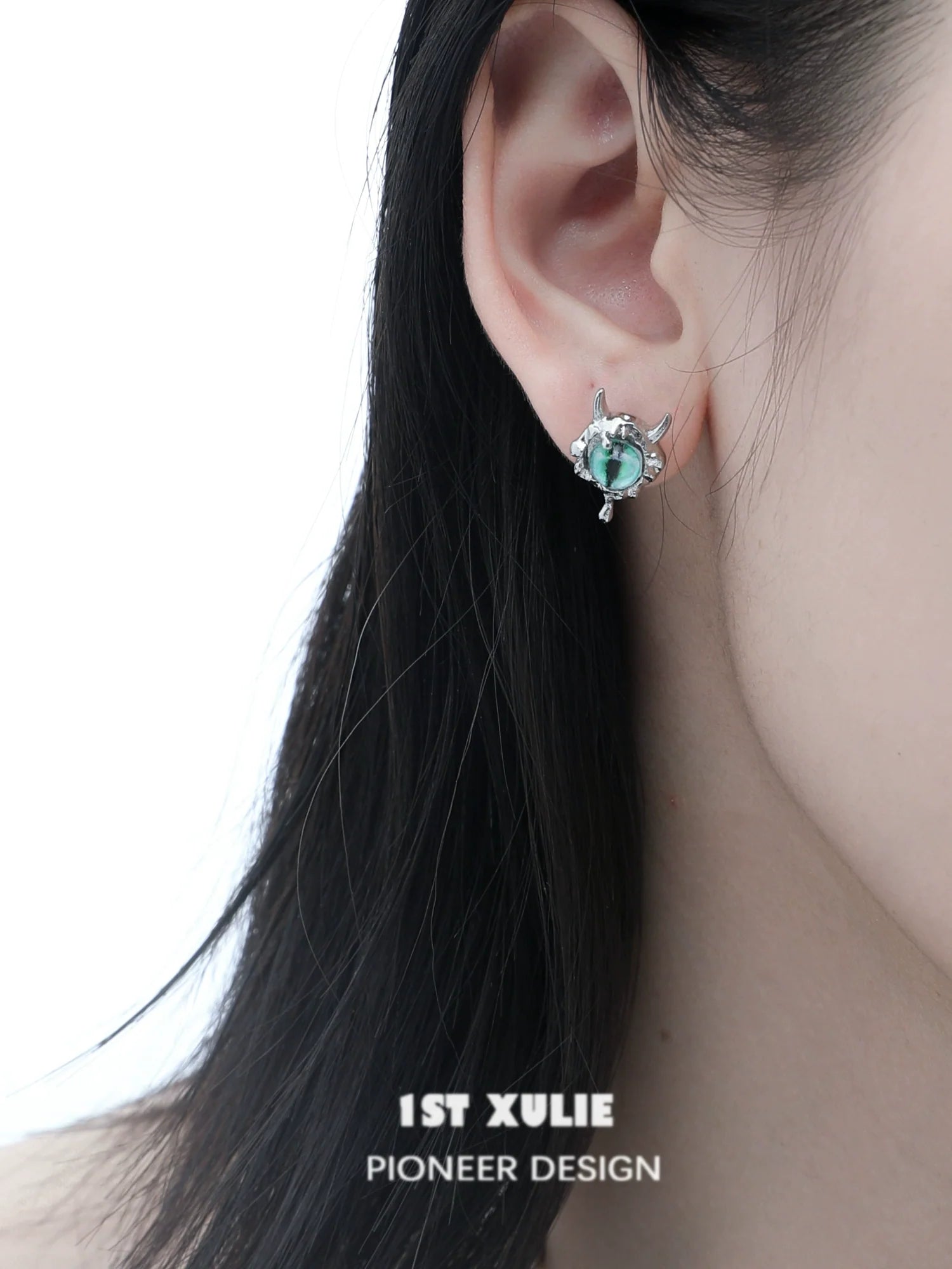 Y2K demon eye earrings featuring a unique design and sparkling details for a trendy look