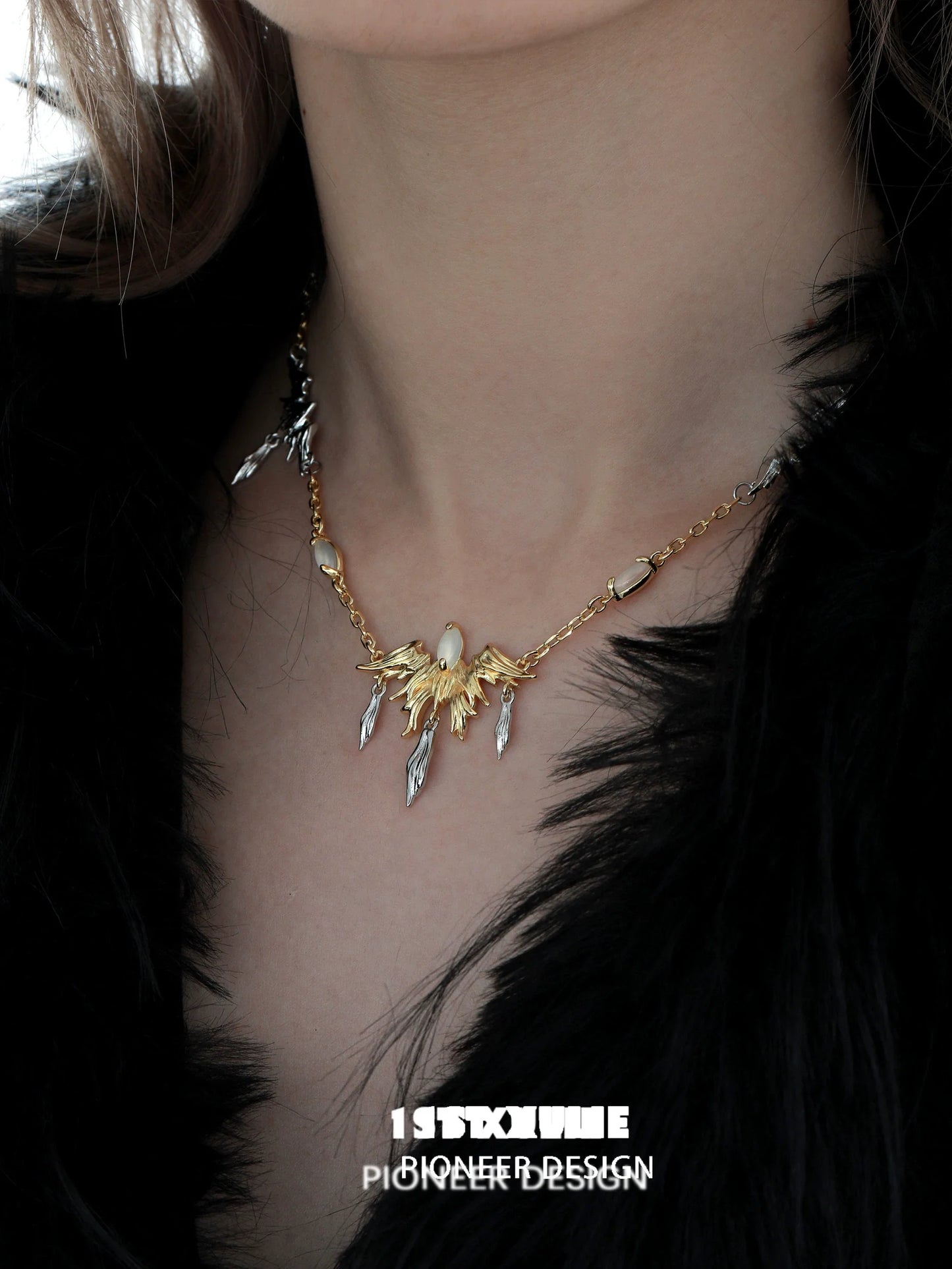 Y2K feather necklace featuring gold and silver accents for a trendy look
