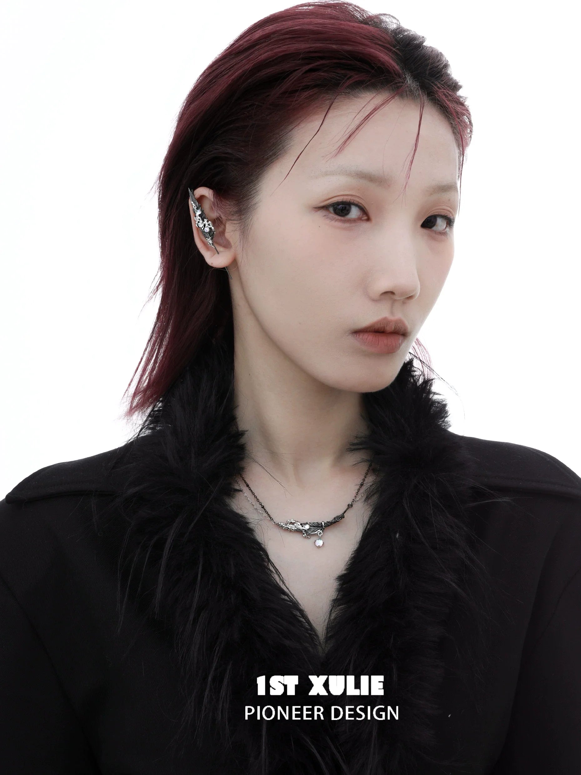 Model wearing a Y2K feather necklace paired with a chic black outfit for a trendy look