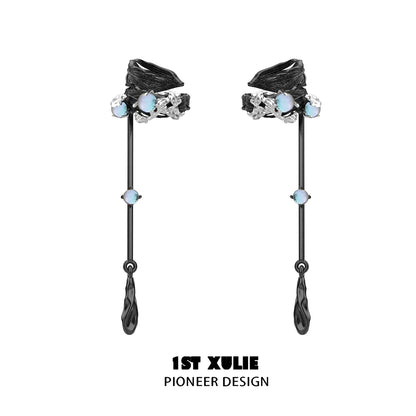 Y2K feather tassel ear clip by 1STXULIE featuring elegant black design and sparkling accents.