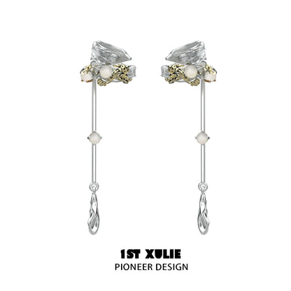 Y2K feather tassel ear clip design with silver accents and decorative elements for a unique look