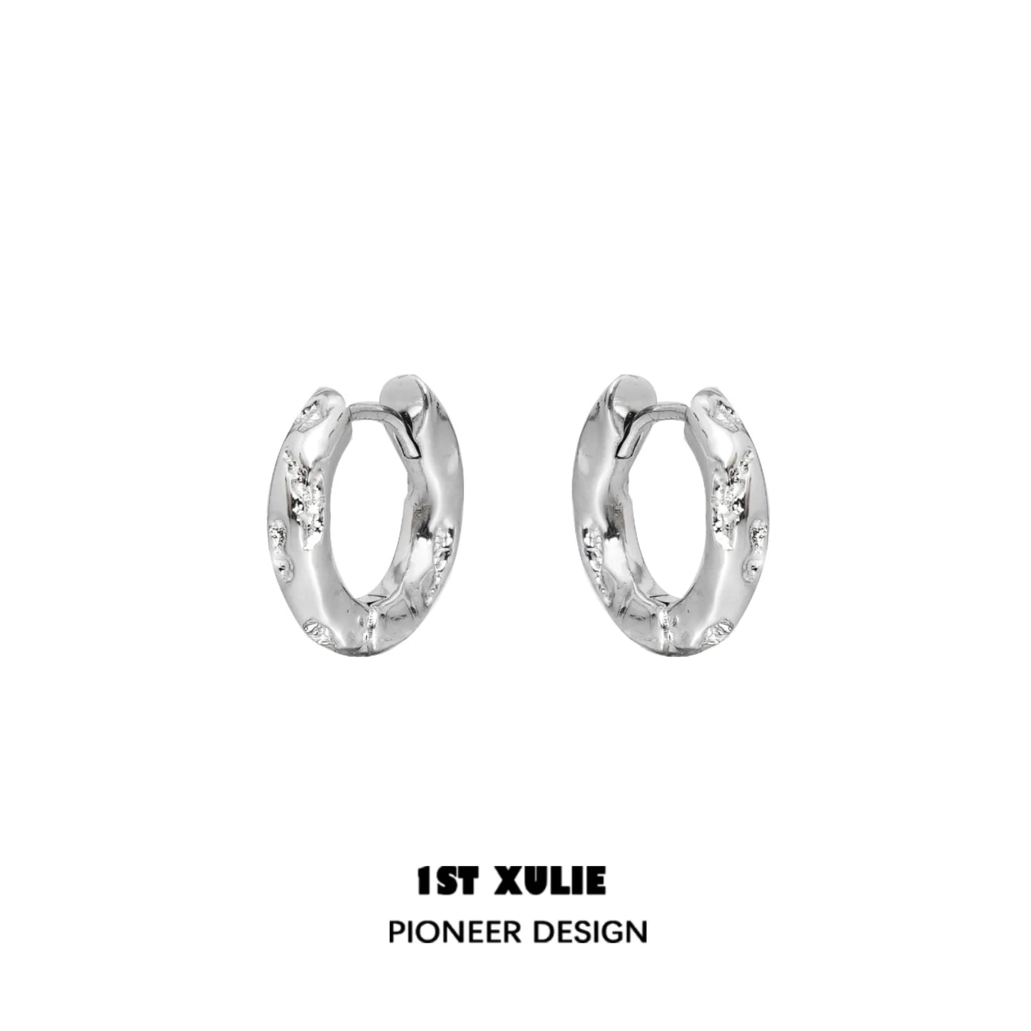 1ST XULIE Y2K frosted ear cuff in silver with modern design and subtle sparkle accents