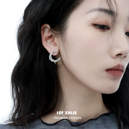 Stylish 1STXULIE Y2K moon earrings featuring a unique crescent design for trendy outfits