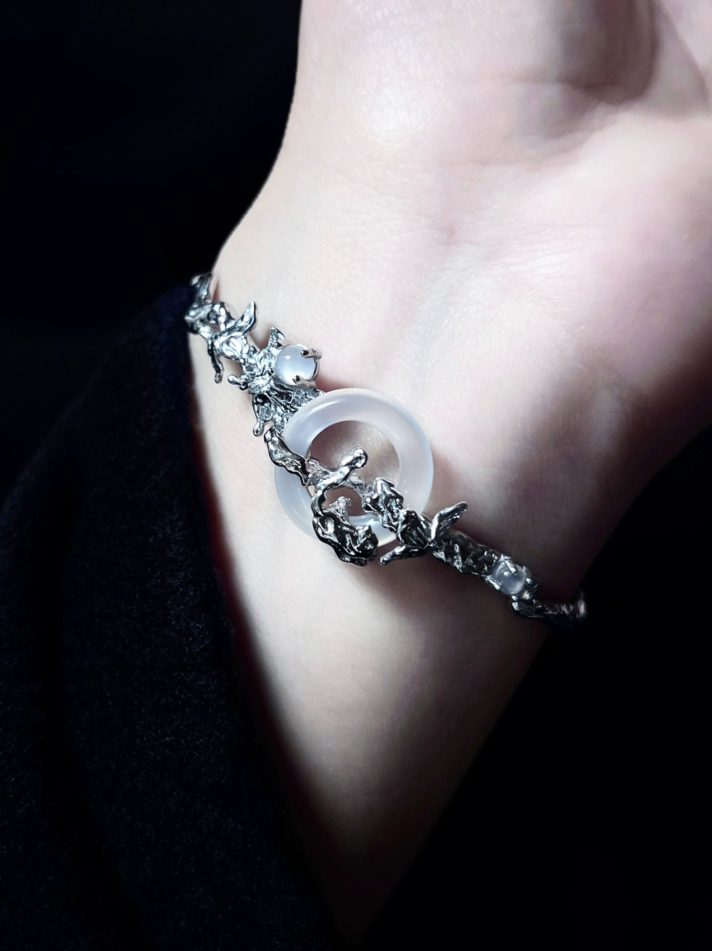 "Snow Mist Butterfly Valley" Agate Bracelet