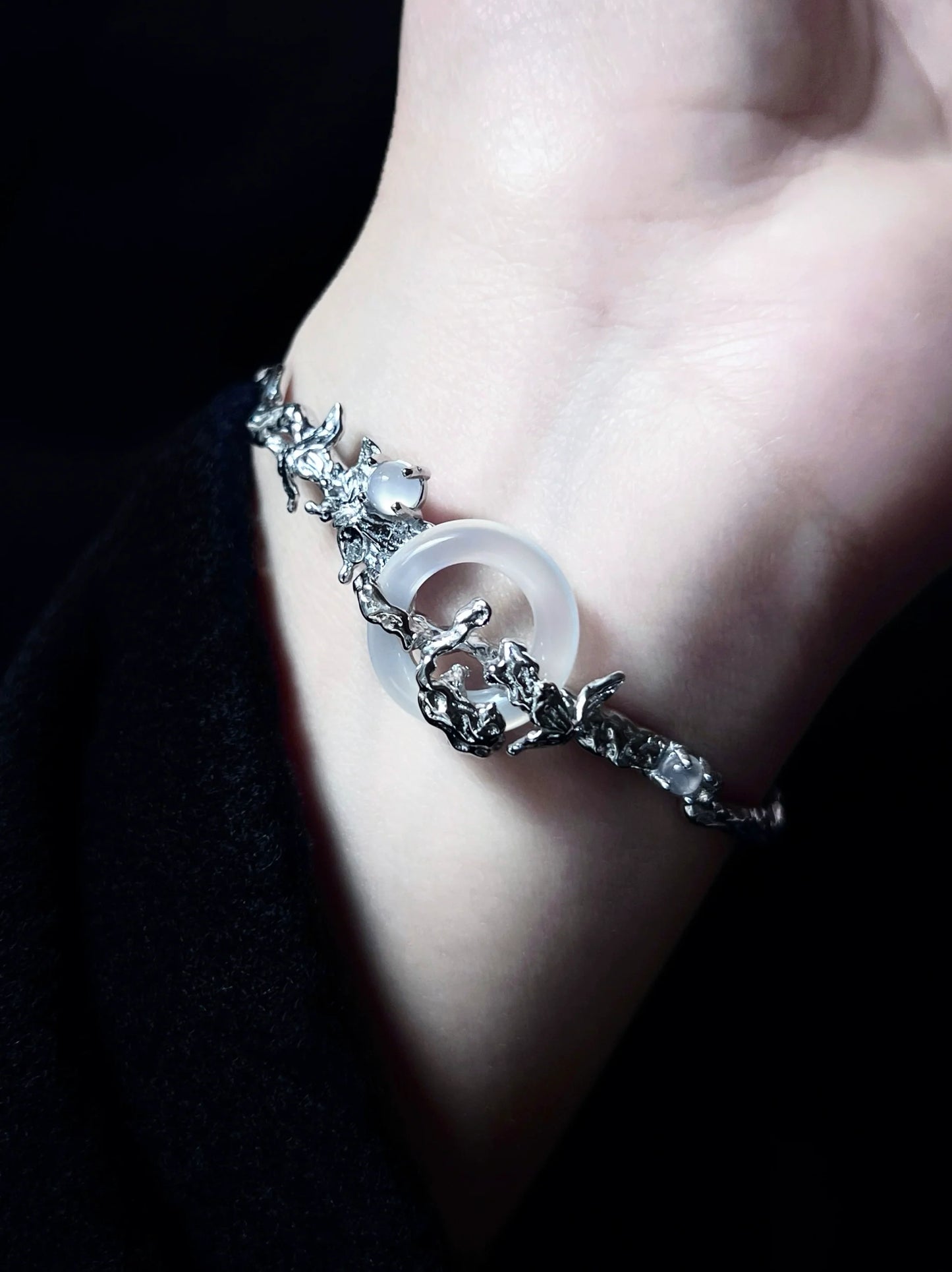 "Snow Mist Butterfly Valley" Agate Bracelet