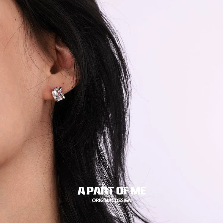 Ripping Claw Couple Earrings