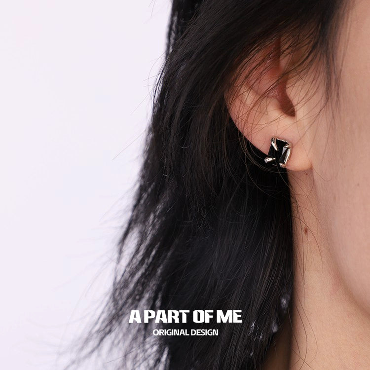 Ripping Claw Couple Earrings