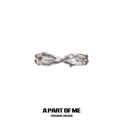 Thorned rose silver ring featuring an elegant twisted design and a sparkling stone