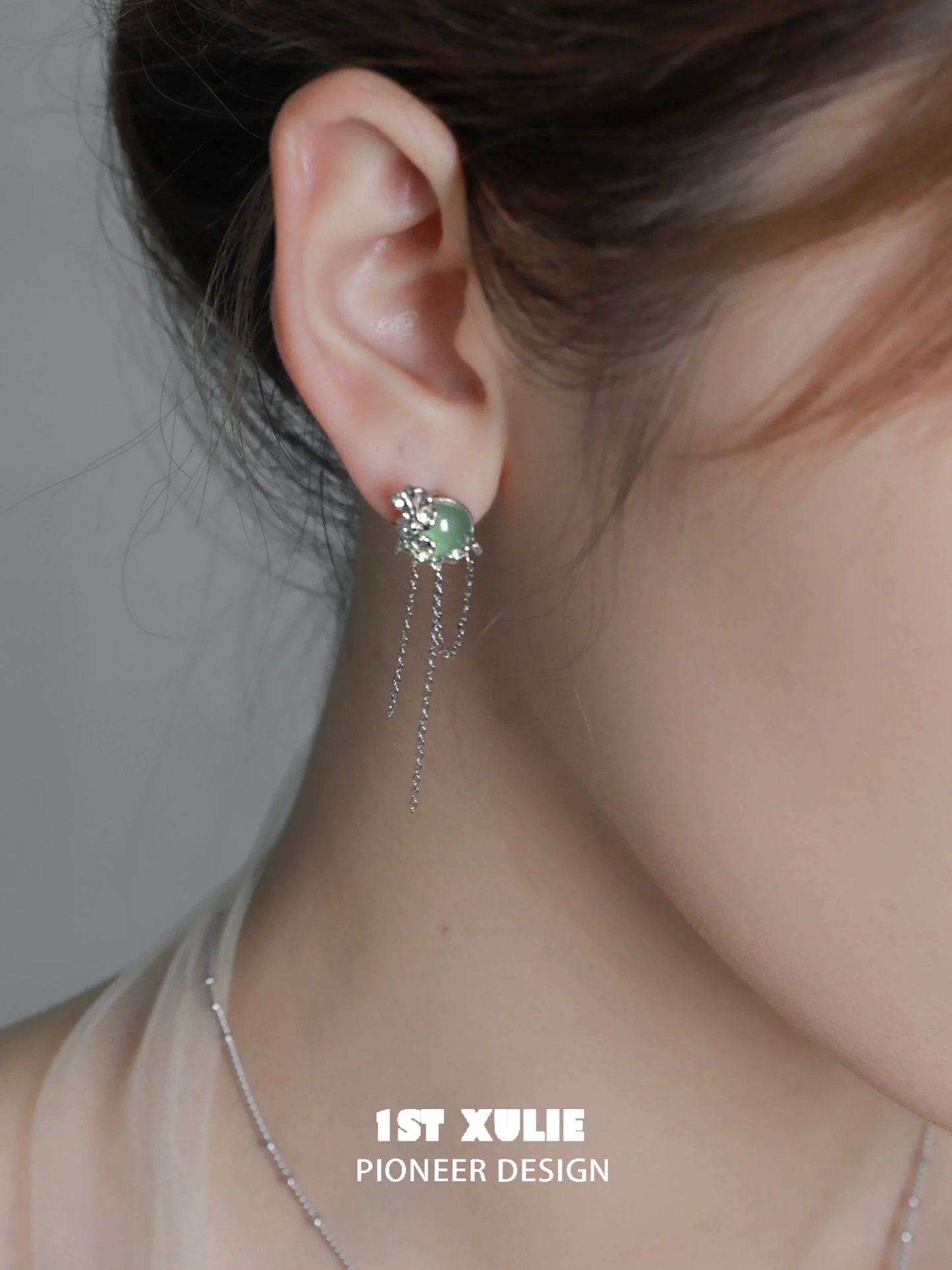 Elegant queen fringe earrings featuring a unique design with delicate chains and a stylish gemstone
