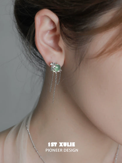 Elegant queen fringe earrings featuring a unique design with delicate chains and a stylish gemstone