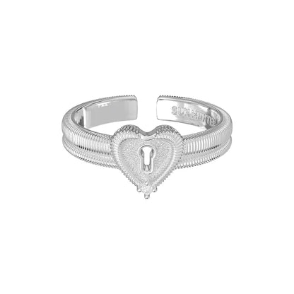 SUN HUNTER French retro lock ring in silver with a heart design and keyhole detail