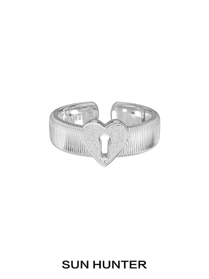 SUN HUNTER French retro lock ring featuring a heart-shaped design with a keyhole detail
