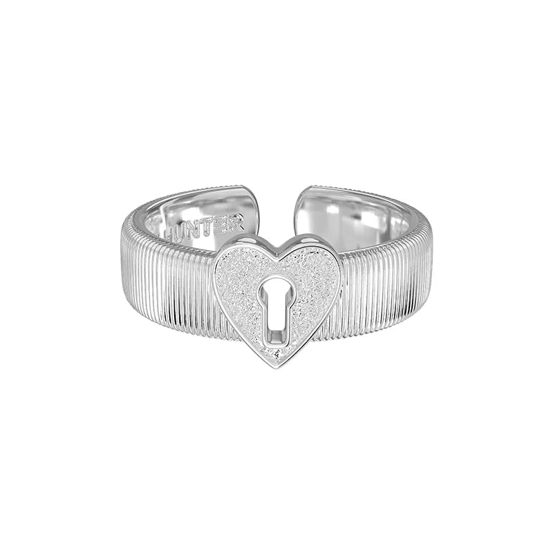 SUN HUNTER French retro lock ring in silver with a heart design and keyhole detail