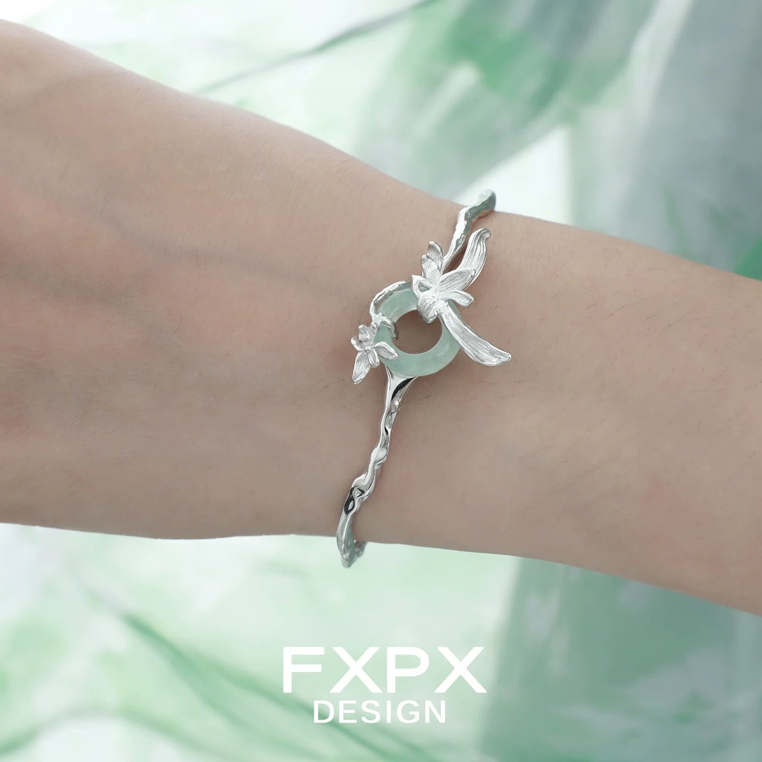 Elegant silver iris flower bracelet by FXPX design featuring intricate floral details