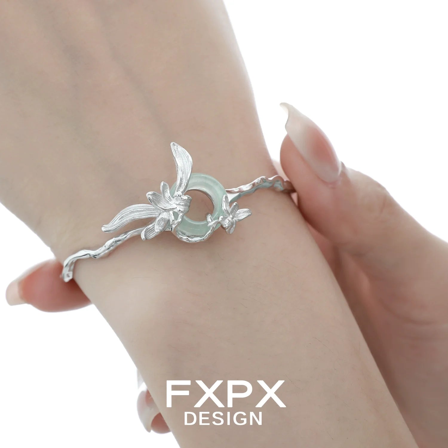 Silver iris flower bracelet with delicate design, perfect for elegant accessories