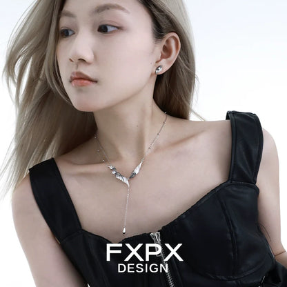 Y2K black feather necklace from FXPX showcasing a stylish and modern design worn by a model