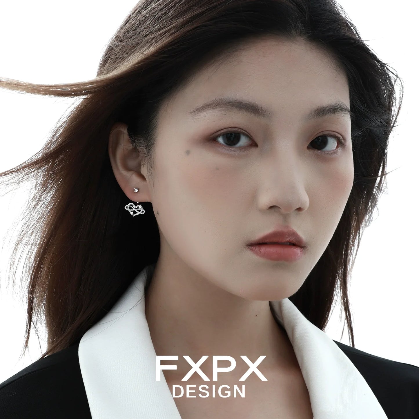 FXPX Y2K heart earrings in silver, featuring a trendy design perfect for fashion-forward outfits