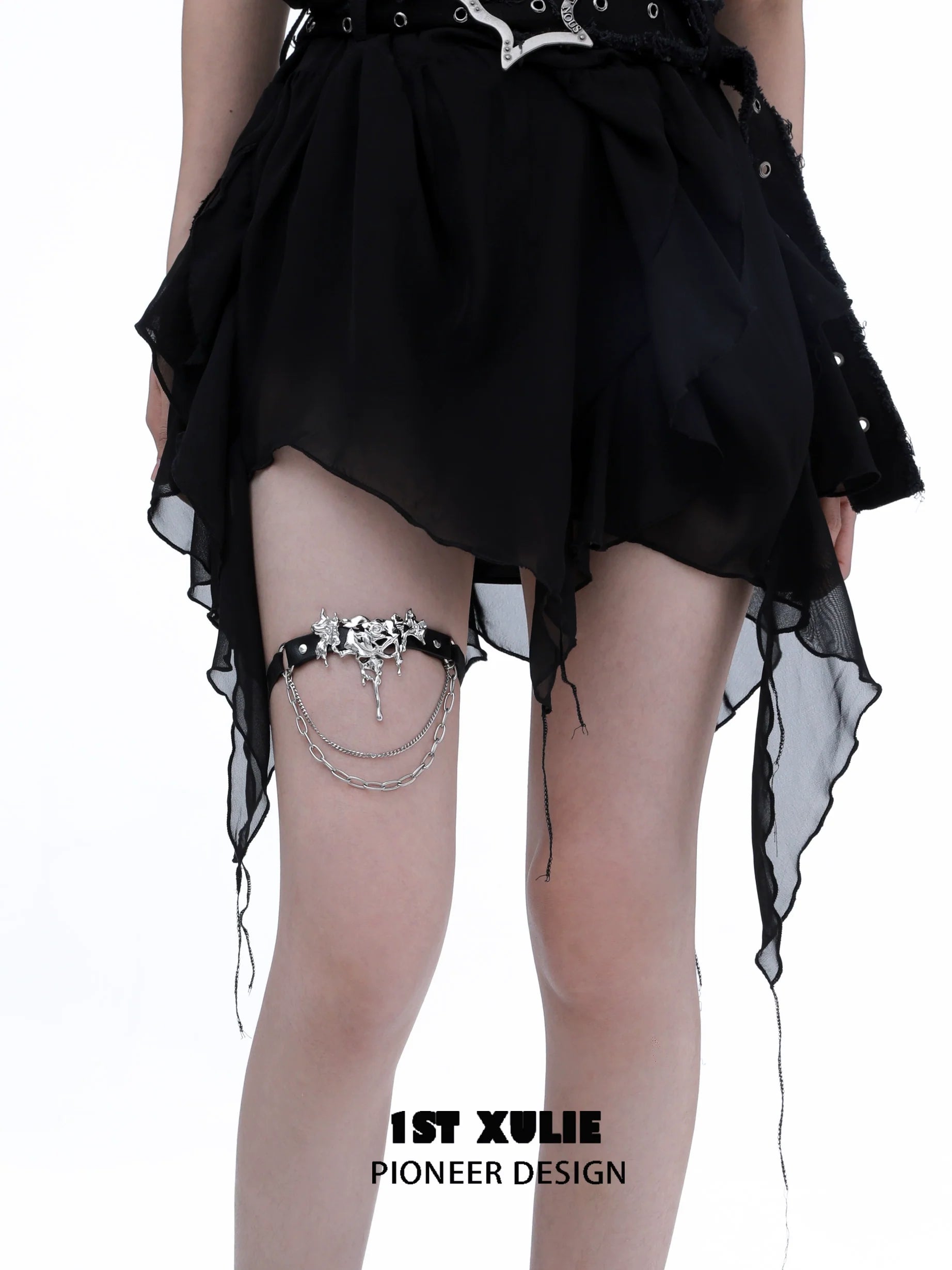 Gothic thigh chain jewelry featuring multiple silver chains and a decorative design for bold fashion statements
