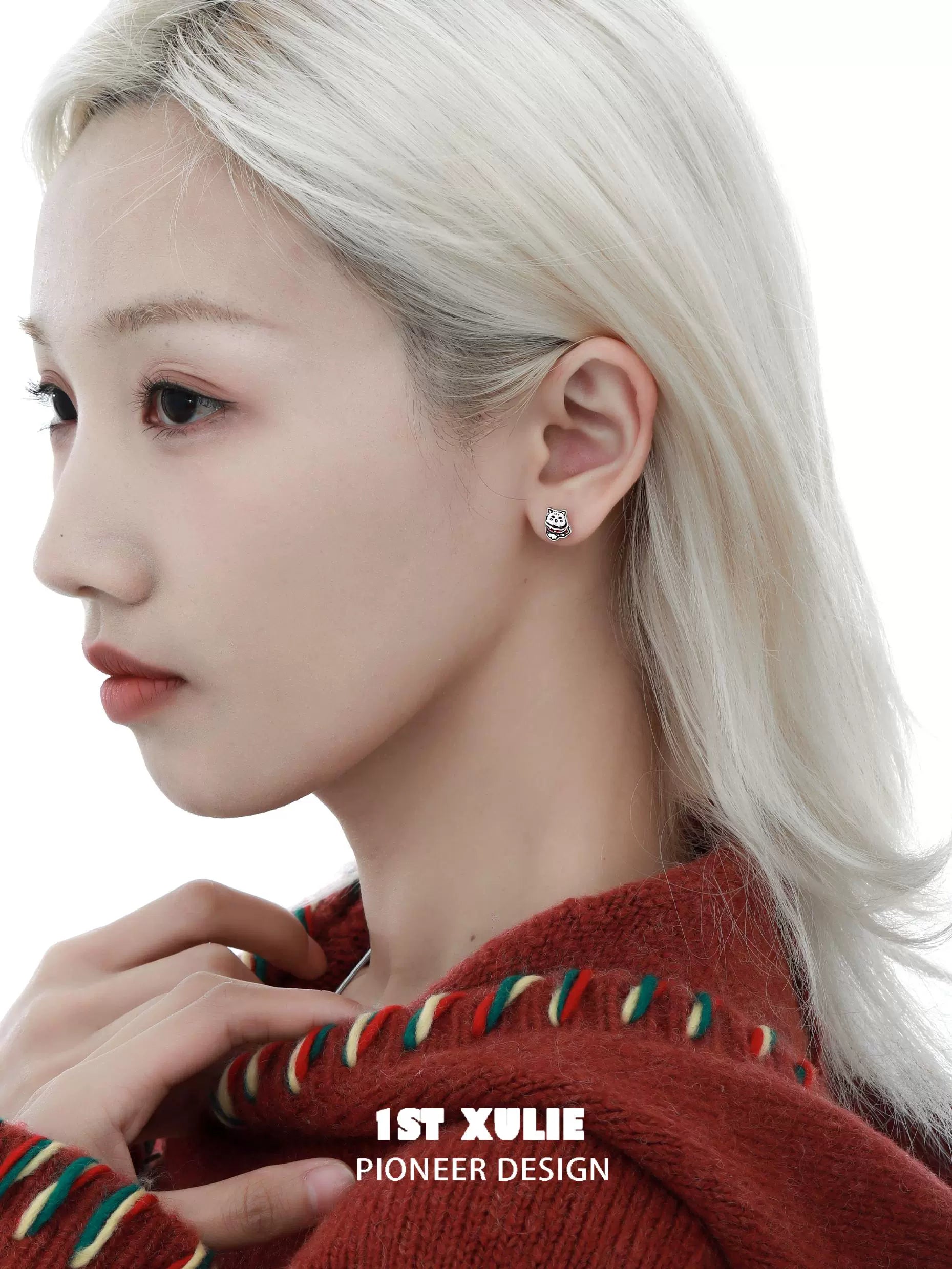 Elegant Christmas cat stud earrings in silver, perfect for holiday celebrations and cat lovers