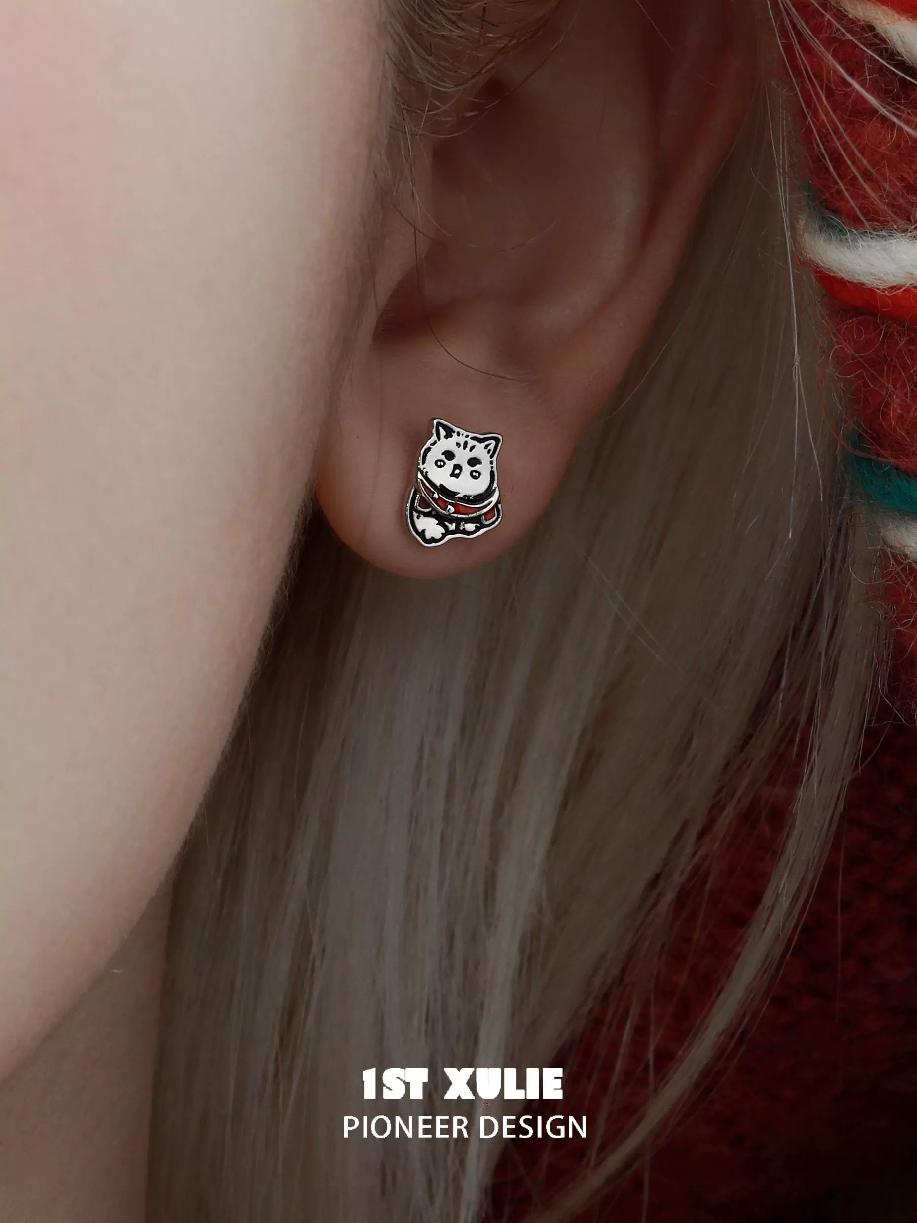 Cute Christmas cat stud earrings featuring a festive design for holiday lovers