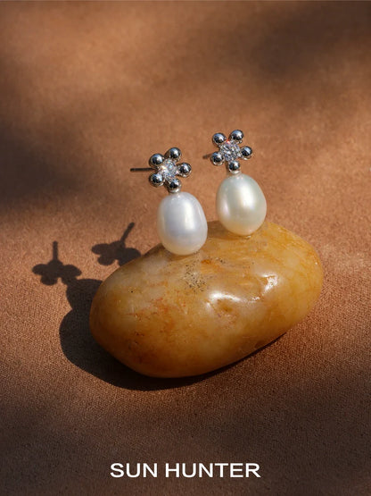 SUN HUNTER island flower pearl earrings featuring elegant floral design and lustrous pearls