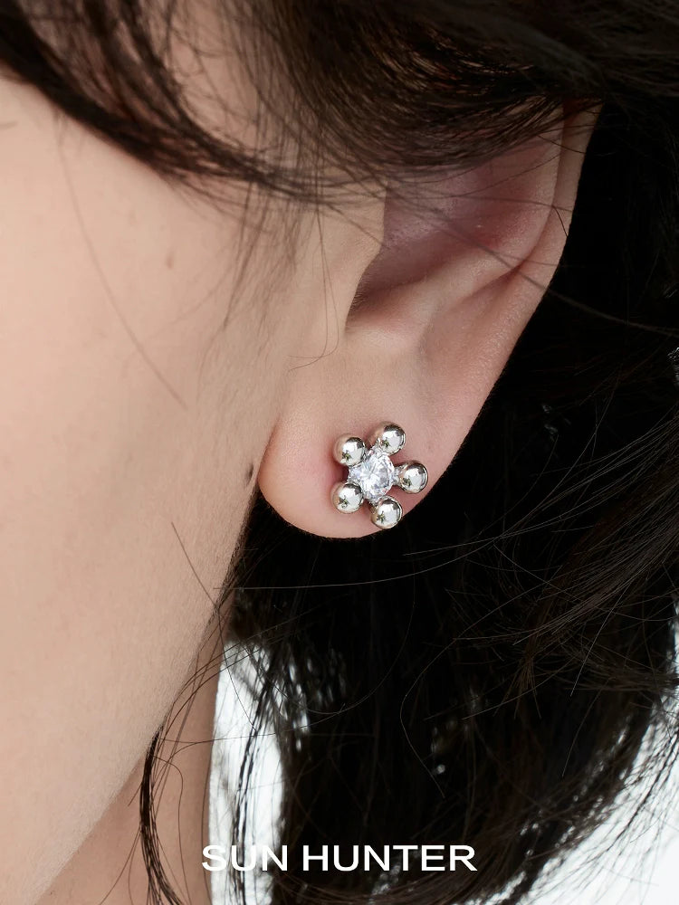 Sun Hunter island flower silver earrings with sparkling design, perfect for everyday wear