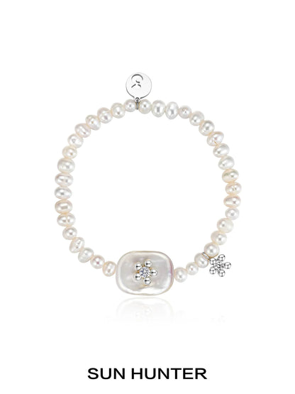 SUN HUNTER ocean memory pearl bracelet with shimmering pearls and a decorative charm