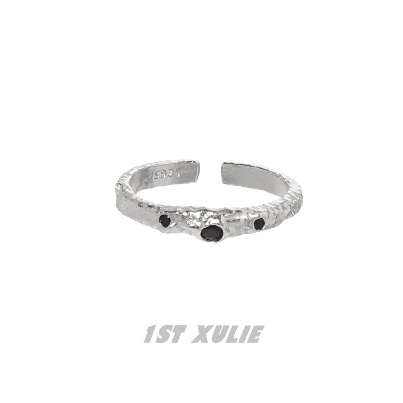 Y2K controller chain silver ring with textured design and black gemstones for a trendy look
