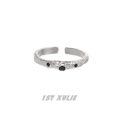 Y2K controller chain silver ring with textured design and black gemstones for a trendy look