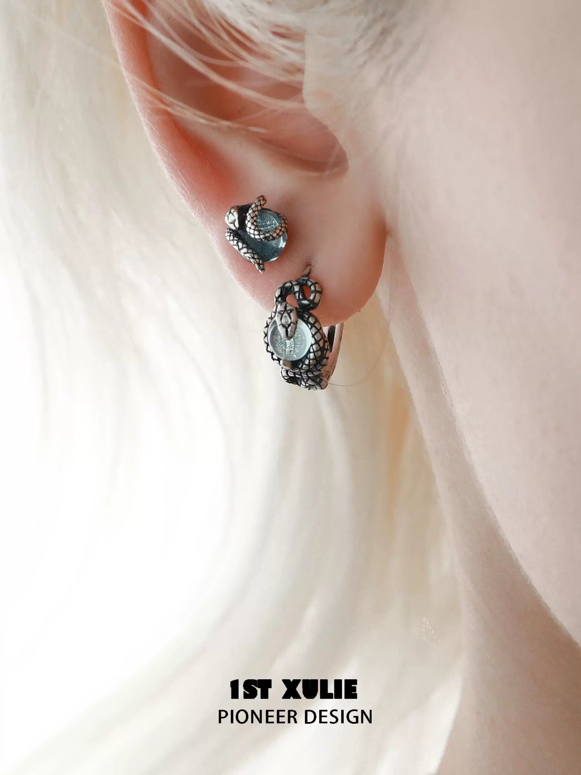 Y2K snake earrings in silver with intricate design, perfect for edgy fashion lovers